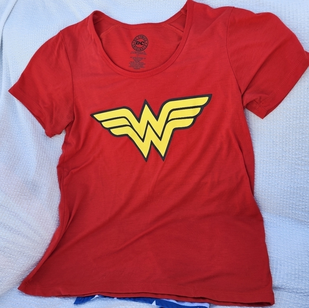 DC Comics Wonder Woman Size large Women's T-shirt Top attached Cape
